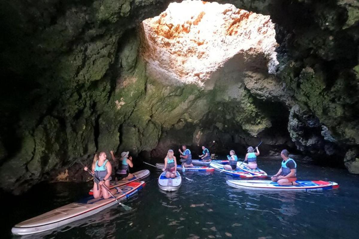 um grupo de pessoas em caiaques em uma caverna