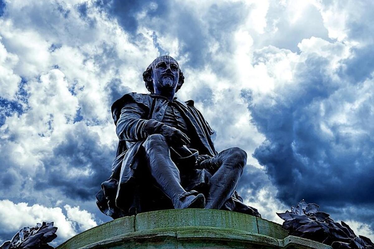 uma estátua de um homem sentado no topo