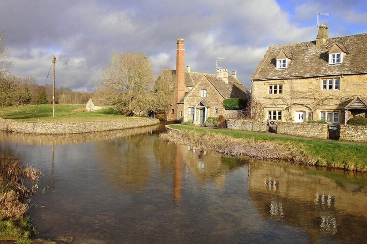 ein Haus und ein Fluss vor einem Haus