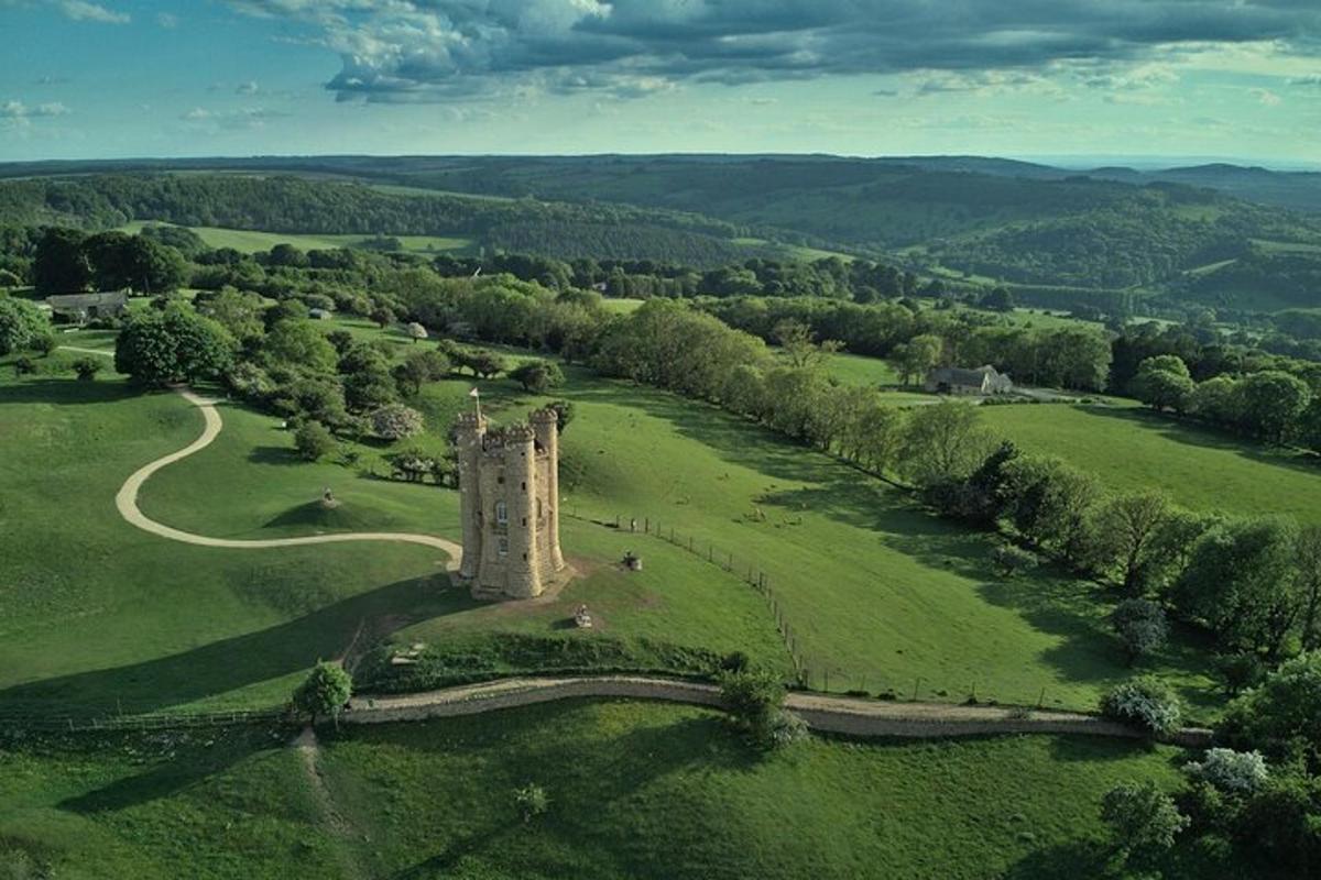 eine Luftaufnahme einer Burg auf einem Feld
