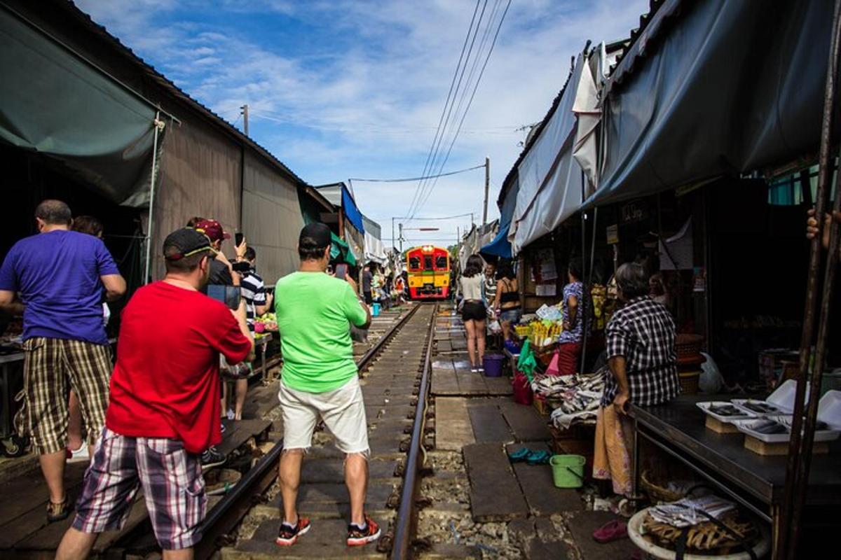 un grup de oameni care stă într-o piață cu un tren