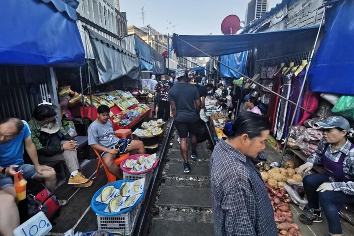 eine Gruppe von Menschen sitzt auf einem Markt im Freien