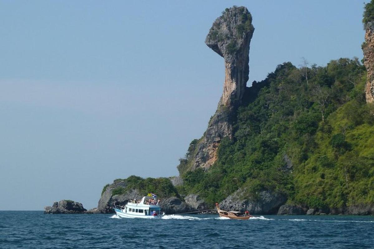 un barco en el agua al lado de una montaña