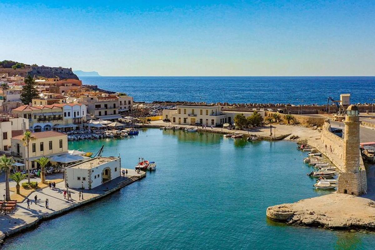 una vista aerea di un porto con barche in acqua