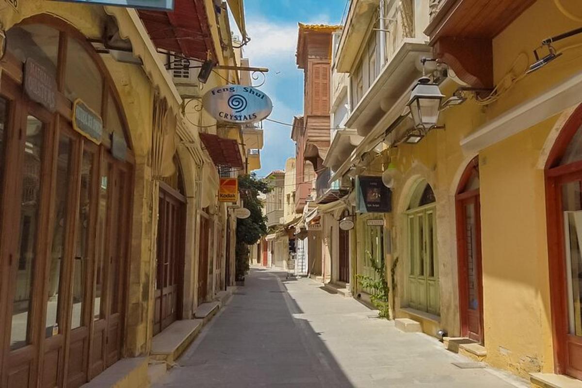 uma rua vazia em uma cidade com prédios