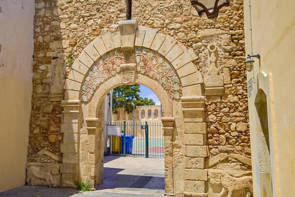 un arco sul lato di un edificio in pietra