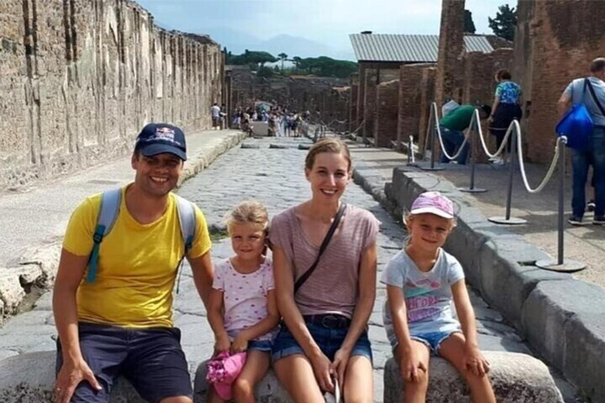 rodina pózující pro fotku na hřišti