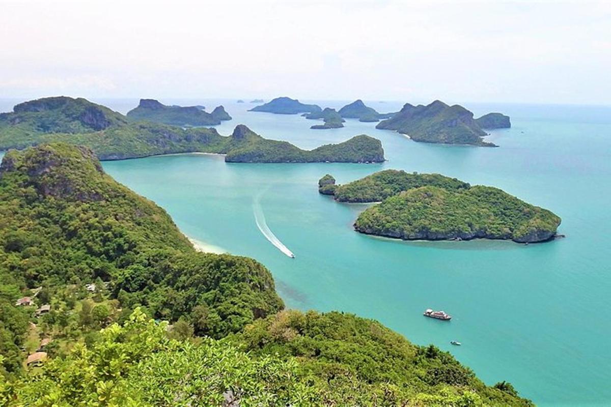 una isla con un barco en un gran cuerpo de agua