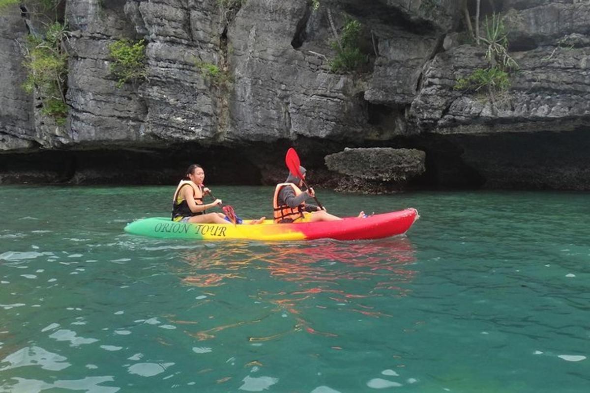 Dos personas viajando en un kayak en el agua