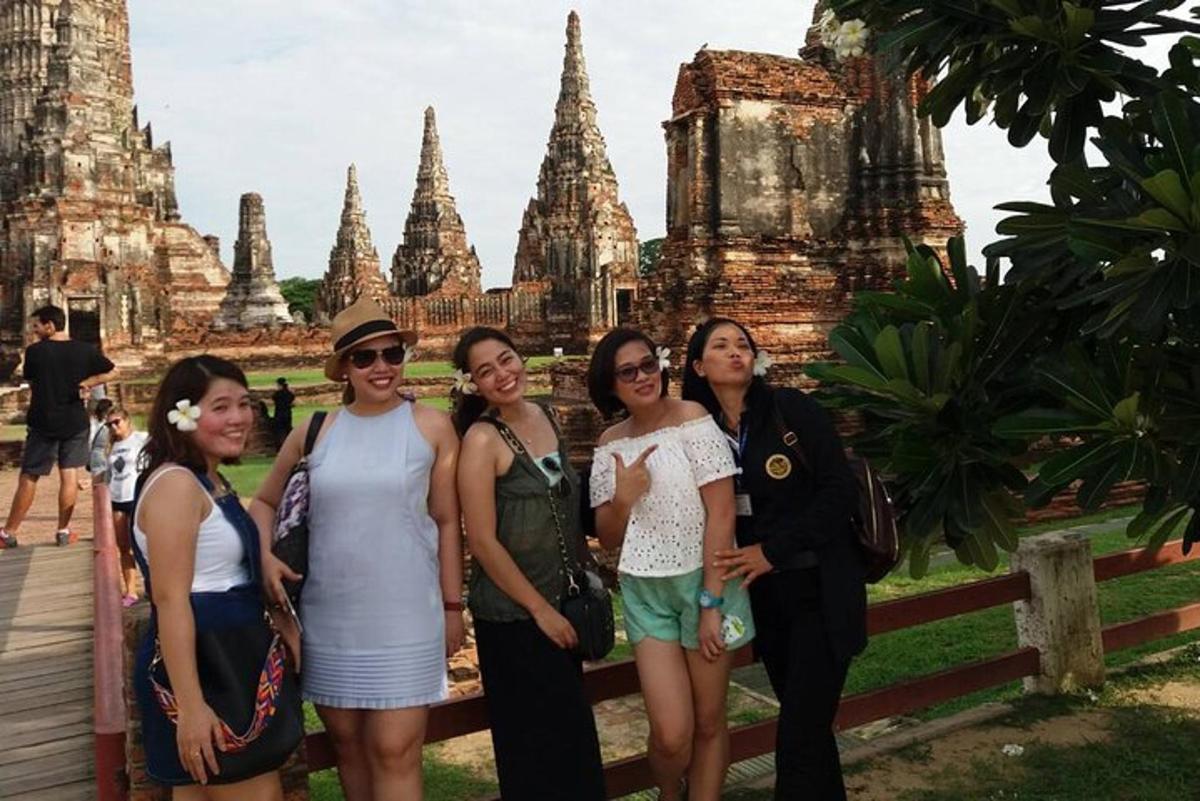 Un grupo de mujeres de pie frente a un templo.