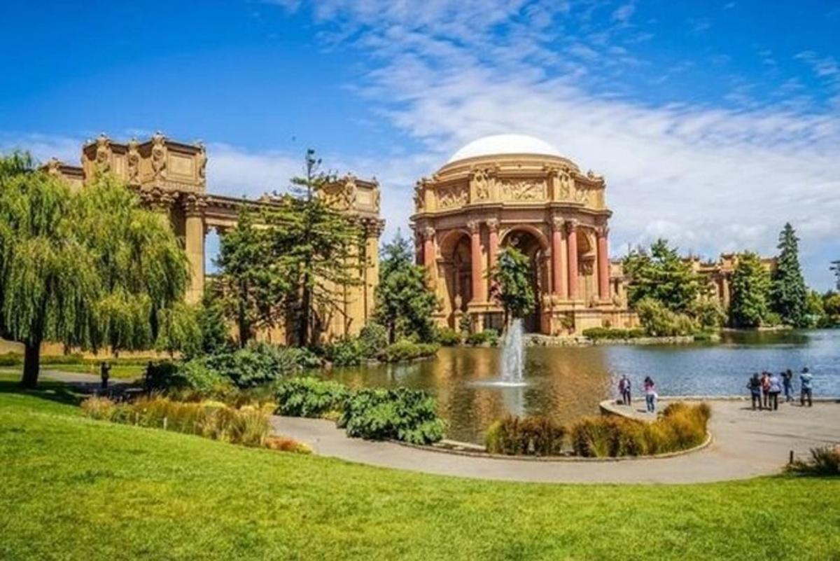 un gran edifici amb un estany i una font