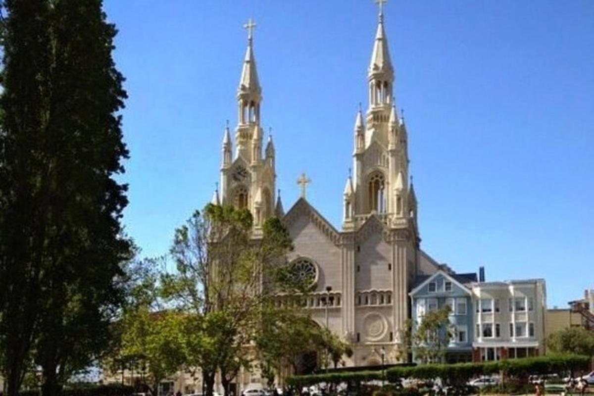 una gran església amb dues torres al damunt