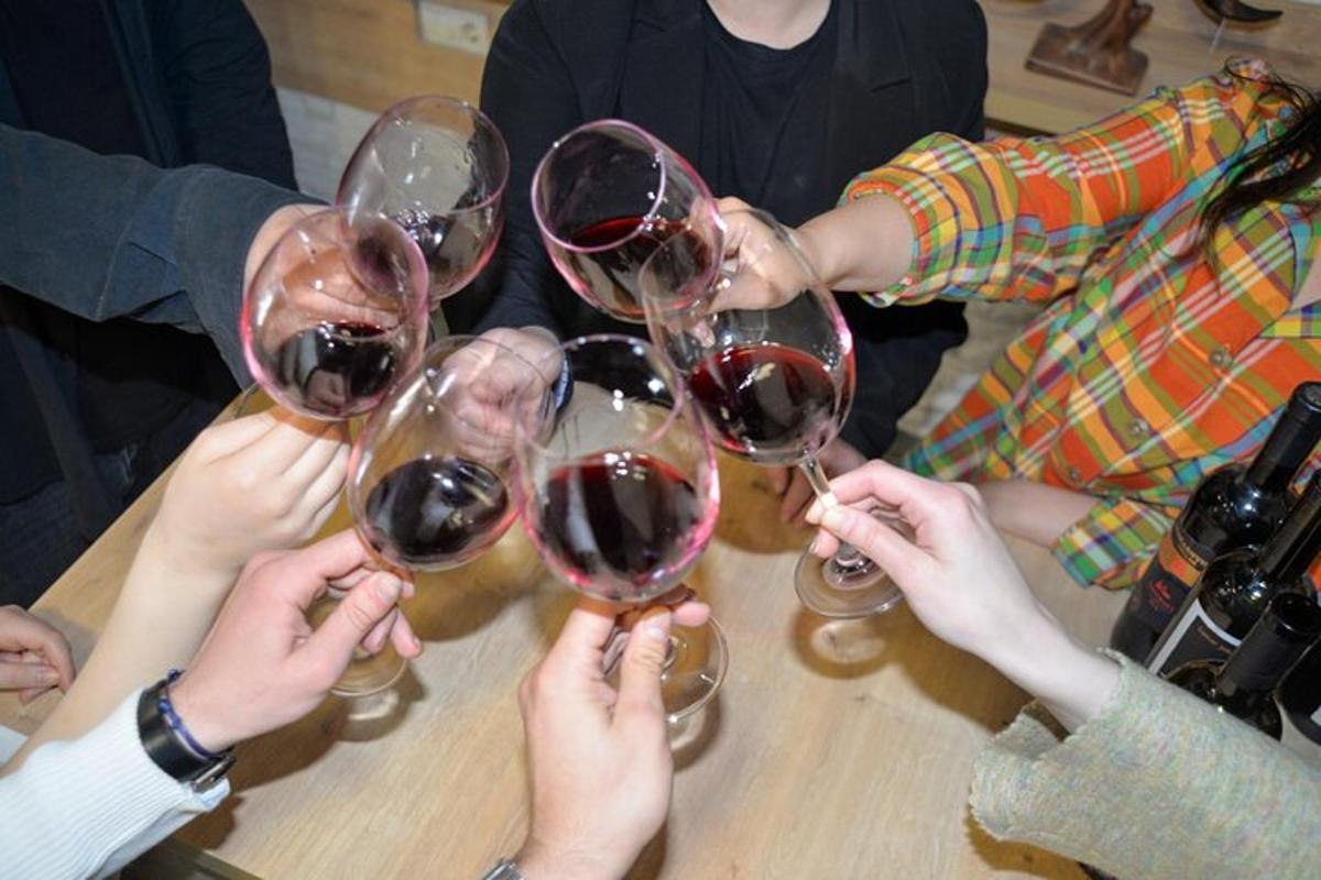 un gruppo di persone che sorreggono bicchieri di vino