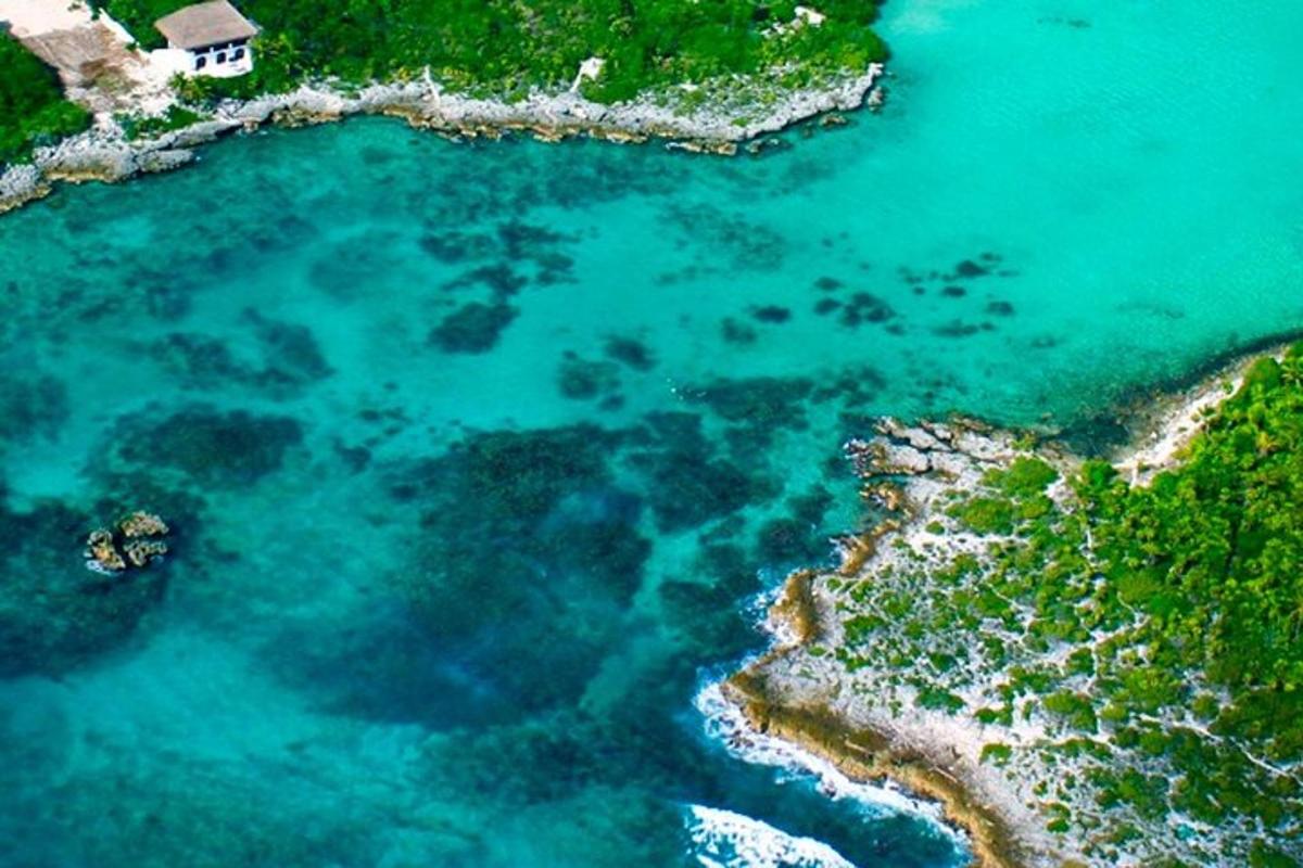 μια εναέρια άποψη ενός υδάτινου σώματος