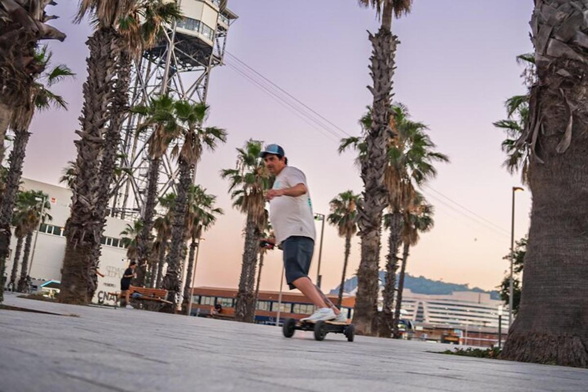 un uomo che va sullo skateboard lungo una strada con palme