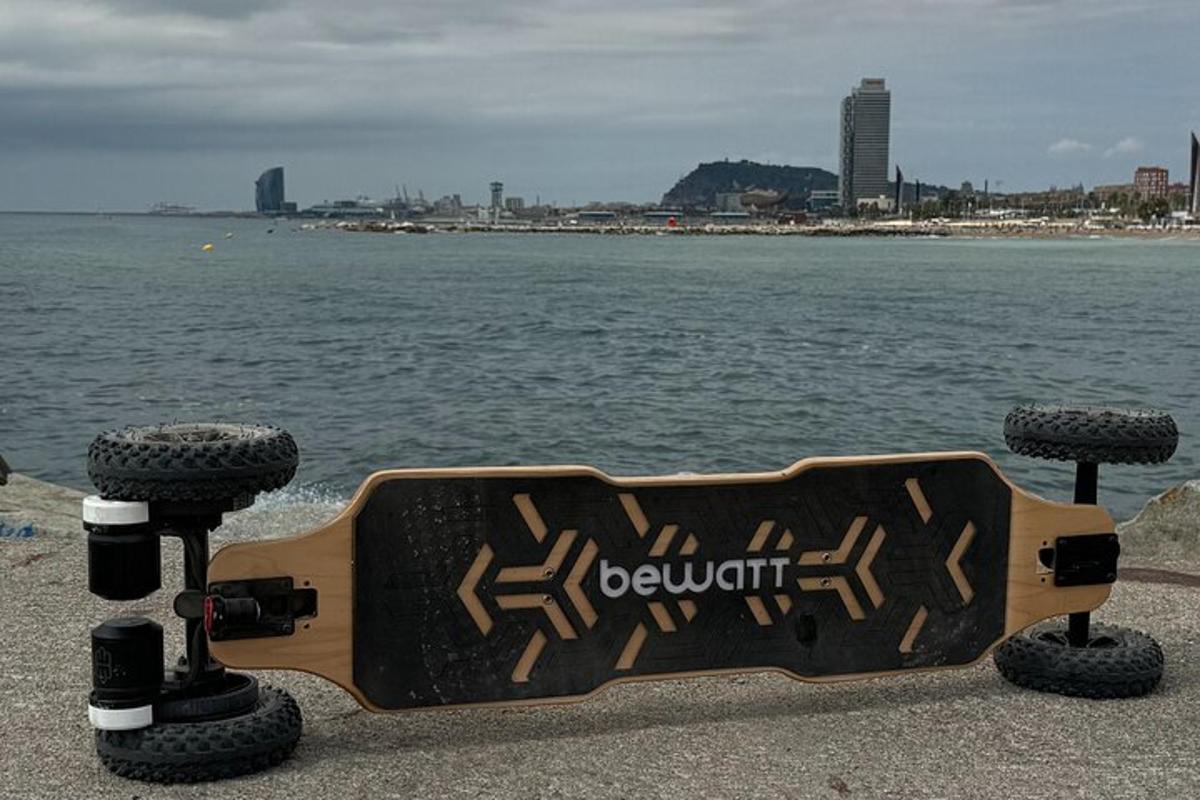 um skate parado na lateral de um corpo d'água