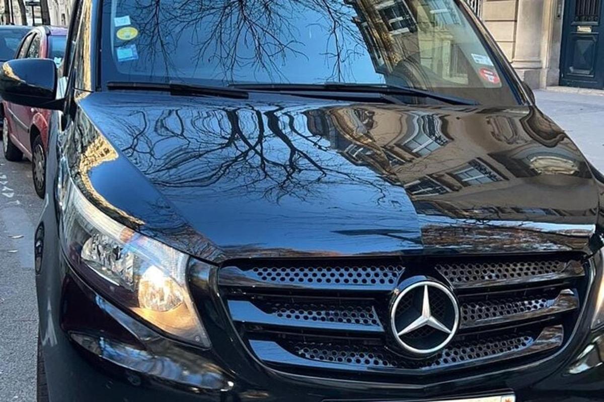 auto Mercedes Benz zaparkované na ulici