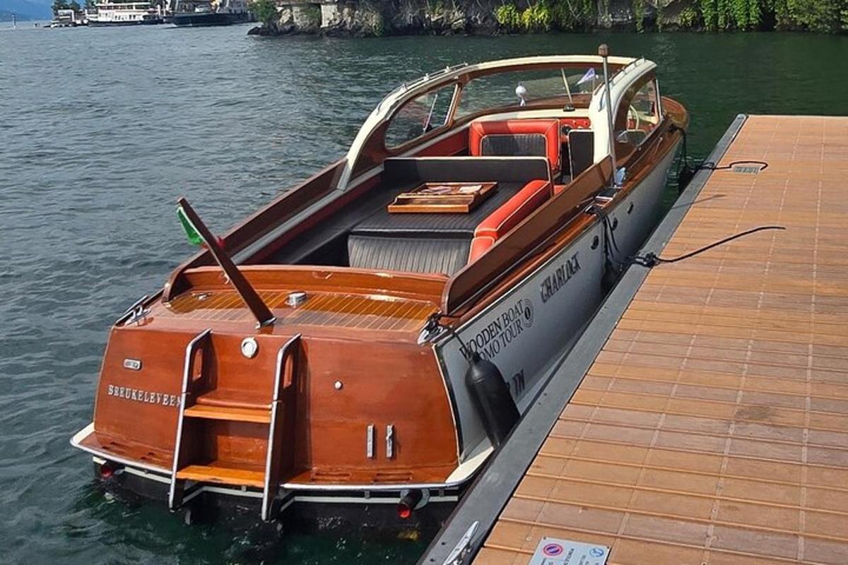 Un barco estacionado junto a un muelle en el agua.
