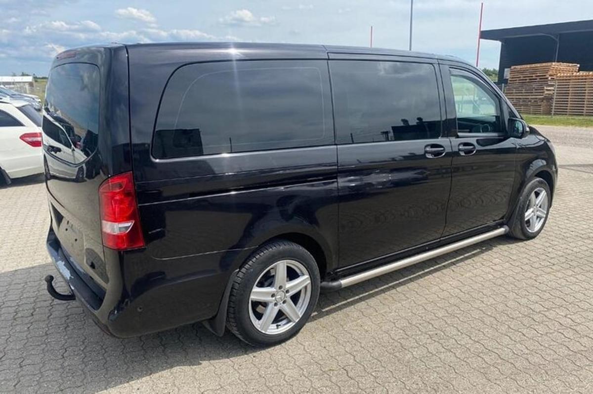 sebuah mobil van hitam diparkir di tempat parkir