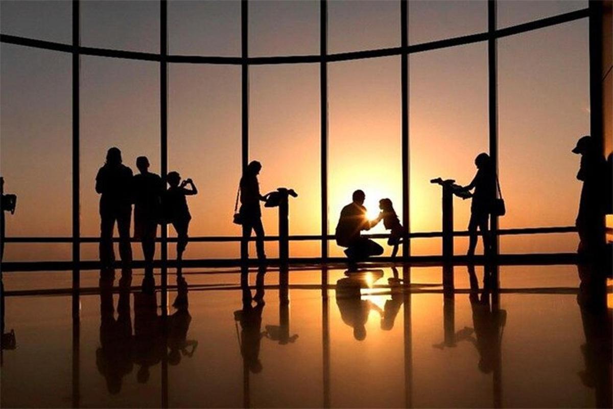 một nhóm người đứng trước một tòa nhà