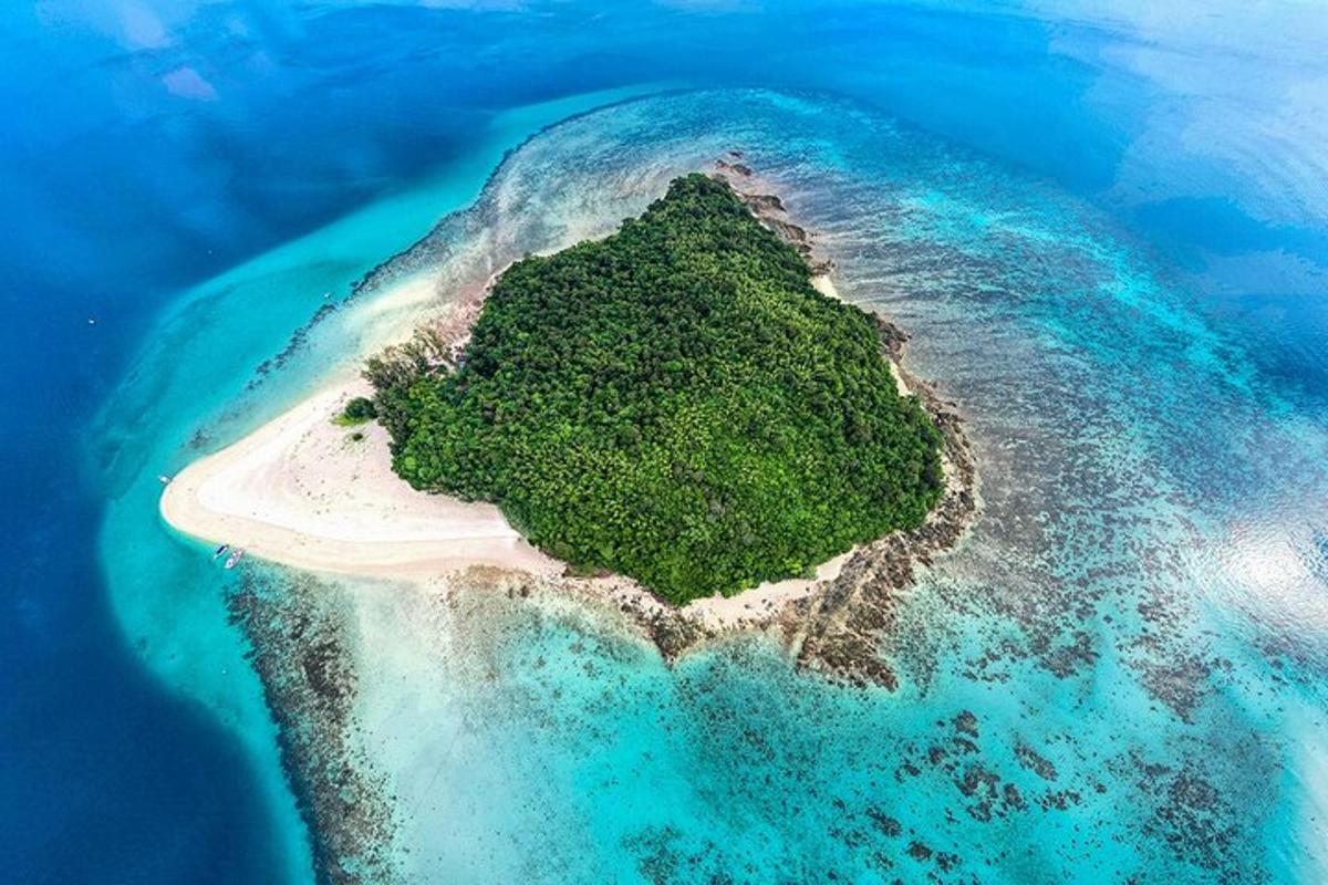 una vista aerea di un'isola nell'oceano