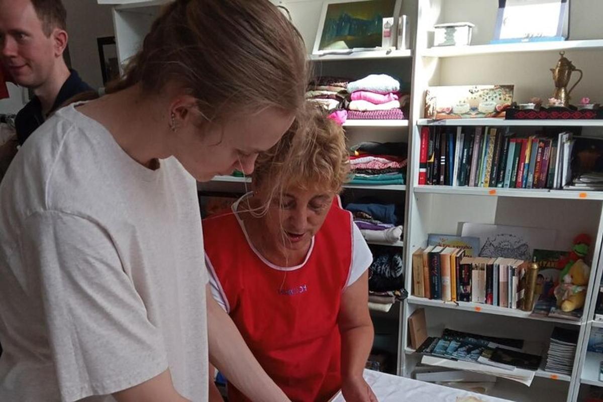 žena a mladá dívka v místnosti