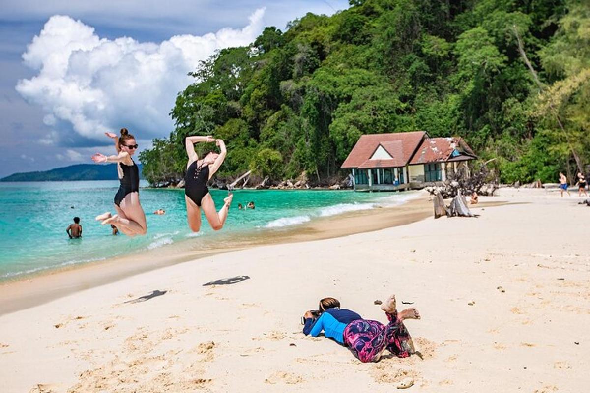 due donne che saltano in aria su una spiaggia