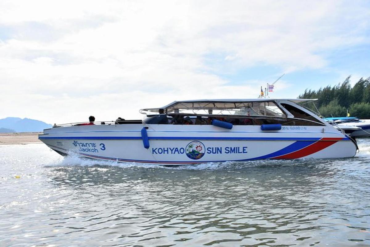 ein Boot im Wasser mit Menschen darauf