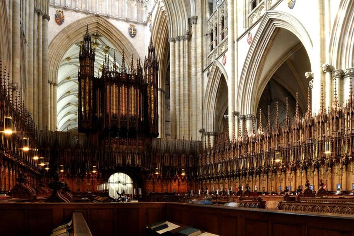una grande cattedrale con un grande edificio con una cattedraleasteryasteryasteryasteryasteryasteryastery