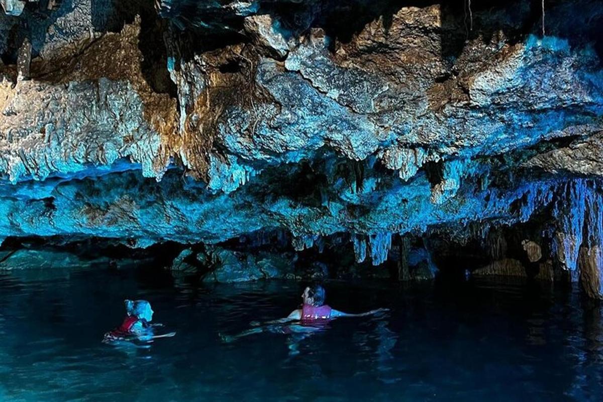 hai người đang bơi trong nước trong một hang động
