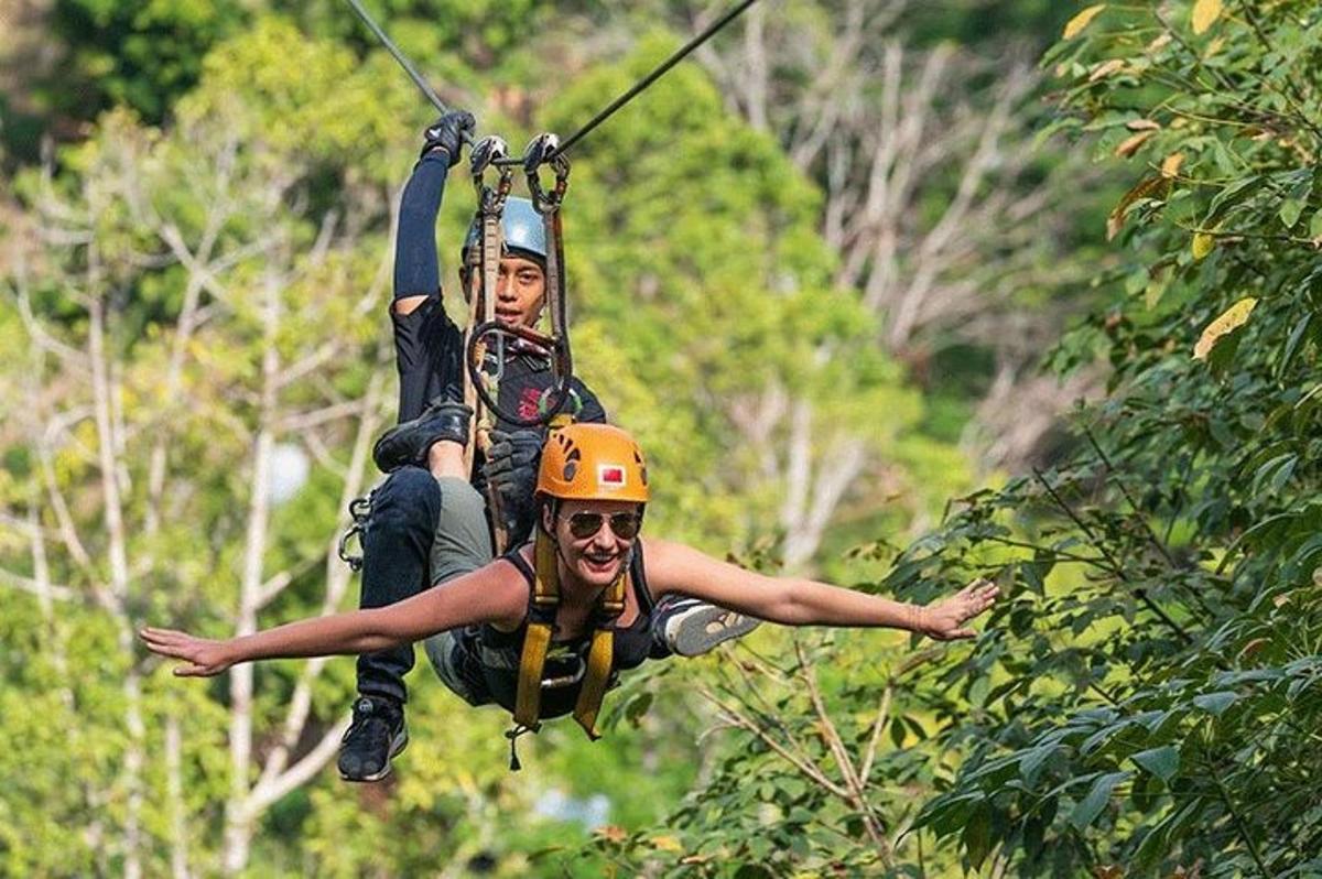 žena a dítě na zip line