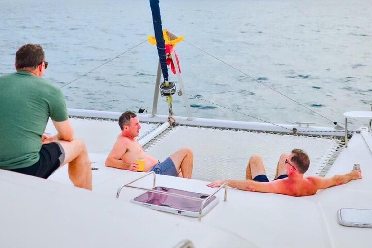 tres hombres sentados en un bote en el agua