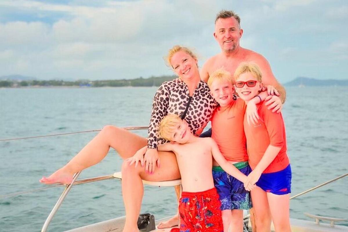 una familia sentada en un barco en el agua