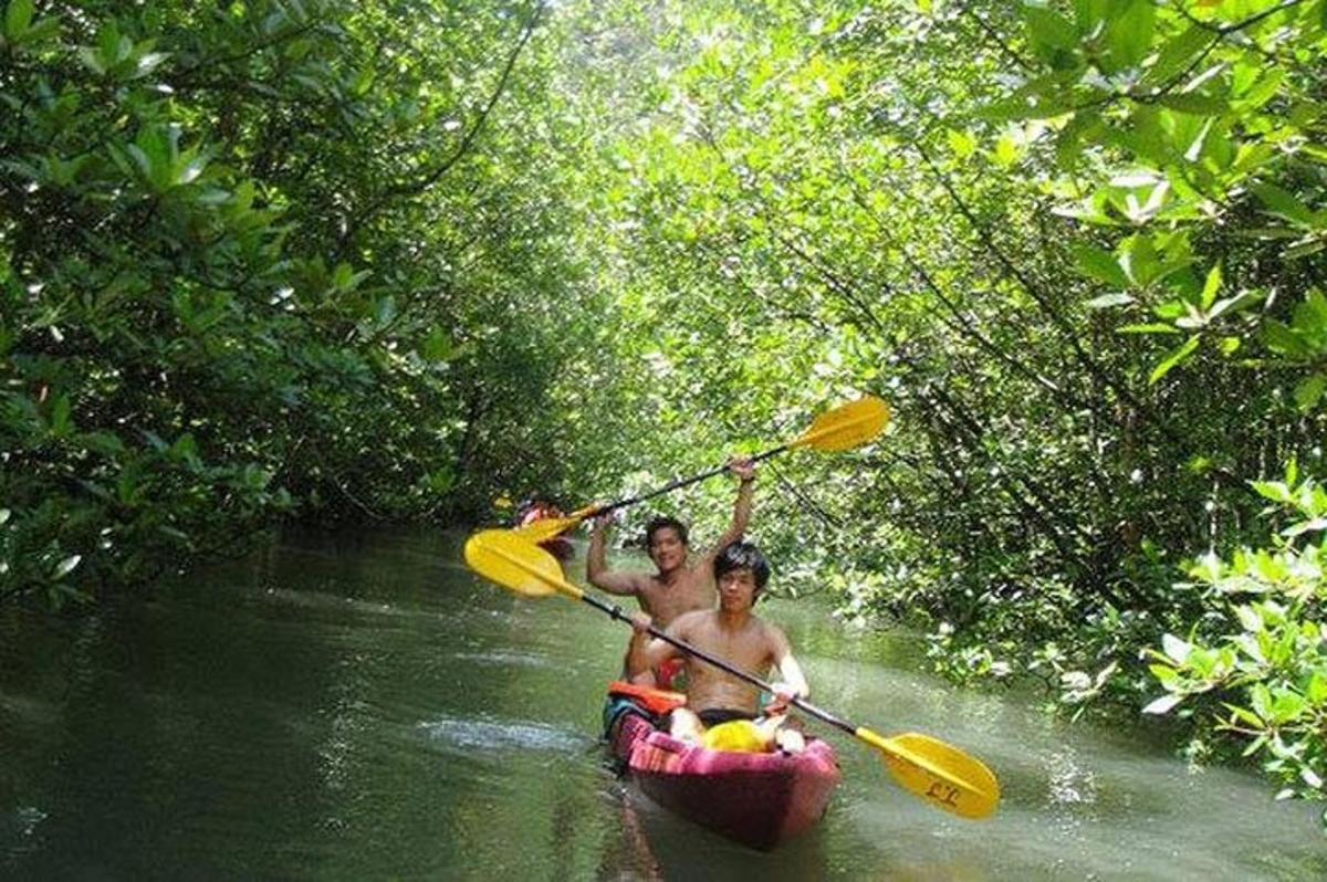 dos nois joves en una barca en un riu