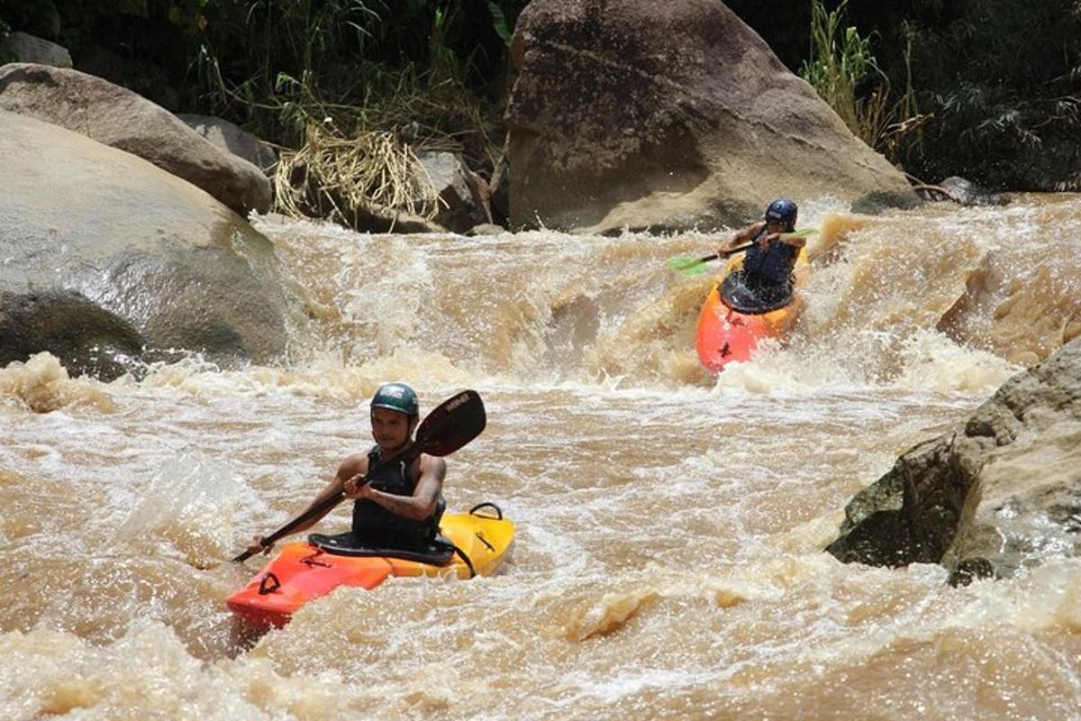 due persone in kayak nelle rapide di un fiume