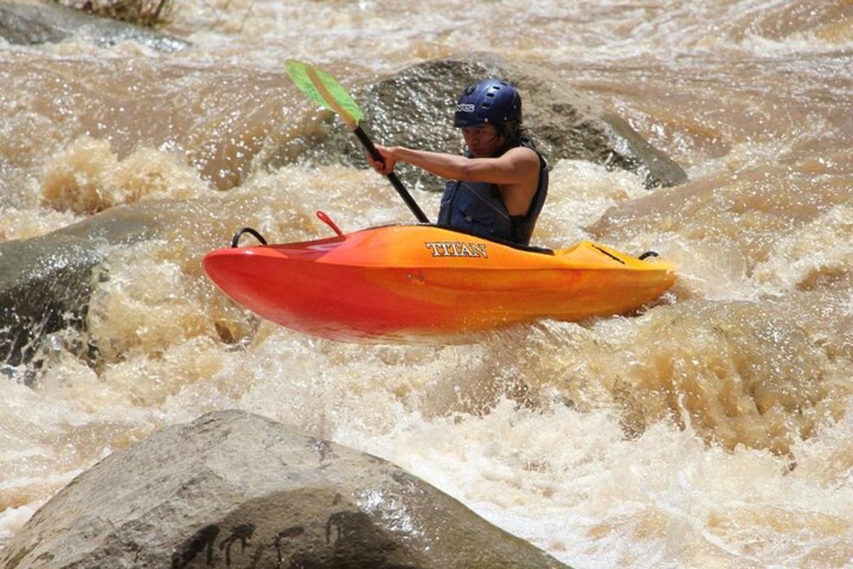 un uomo è in kayak nell'acqua