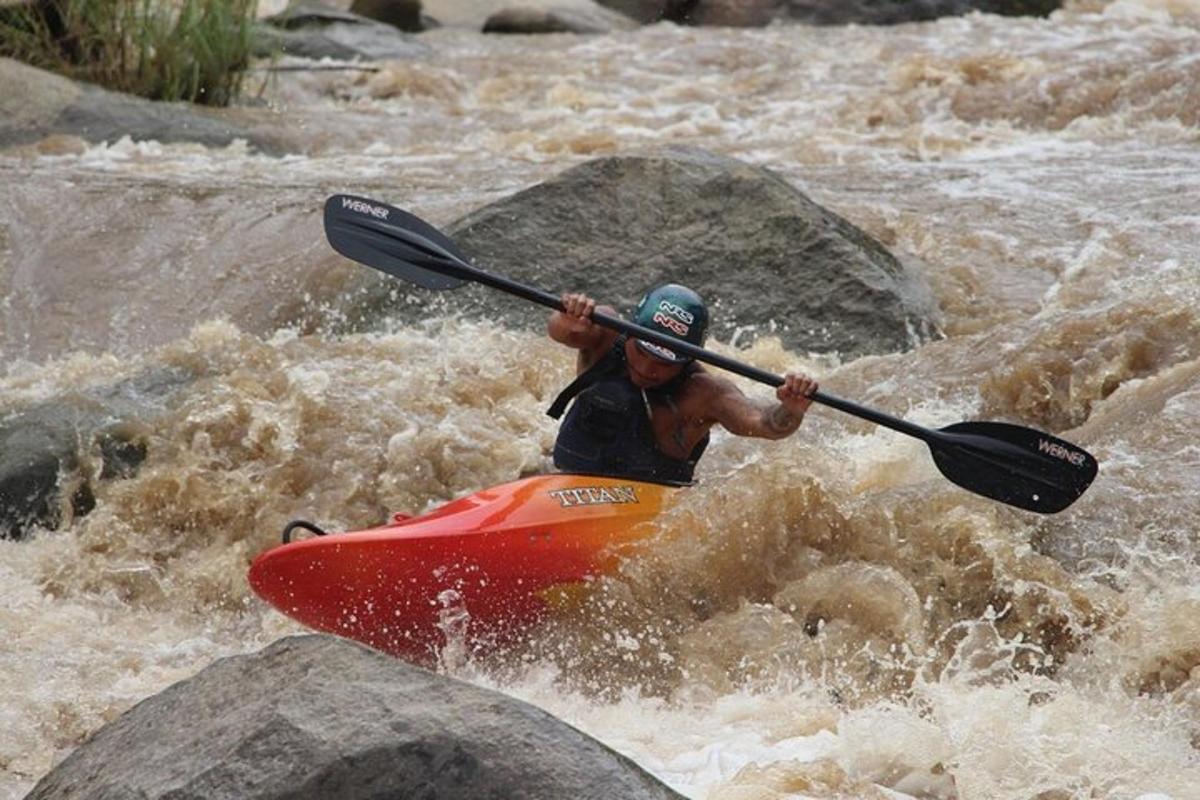 un uomo è in kayak nell'acqua