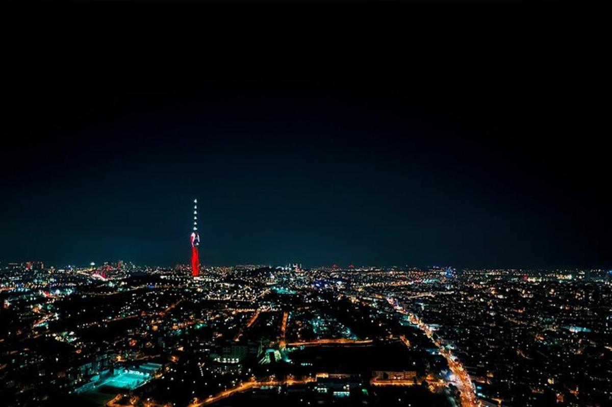 una vista della torre Eiffel di notte