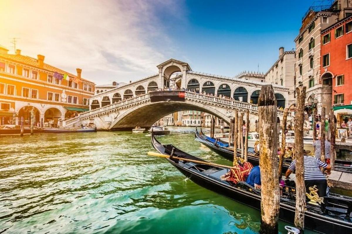 một cây cầu bắc qua sông có thuyền gondola trên mặt nước