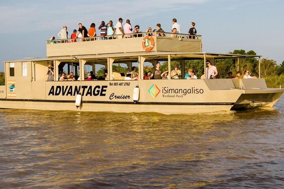 turistická loď plná lidí na vodě