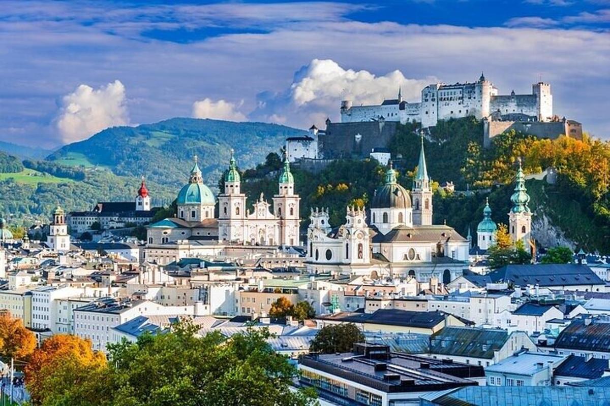 una vista di una città con un castello sullo sfondo