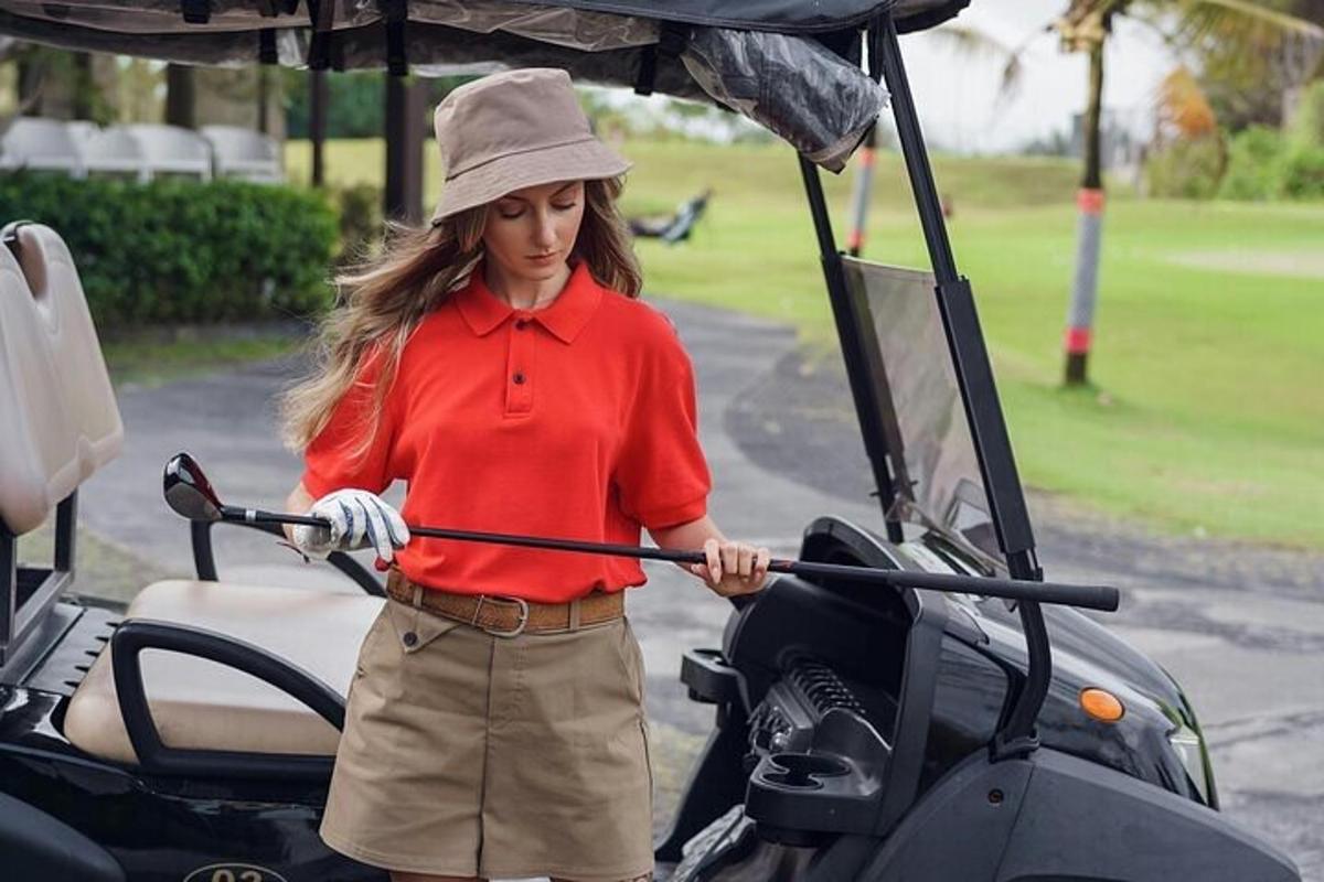 Kona er að setja eitthvað í golfbíl