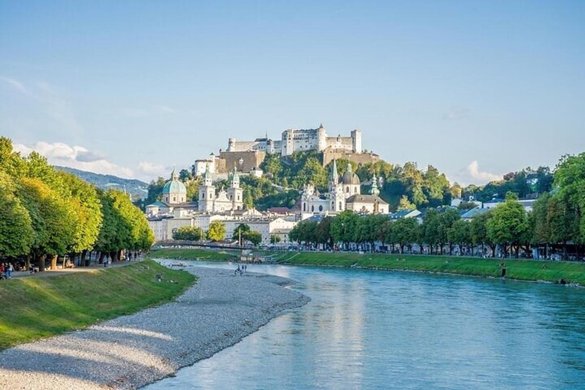 un fiume con un castello in cima a una collina