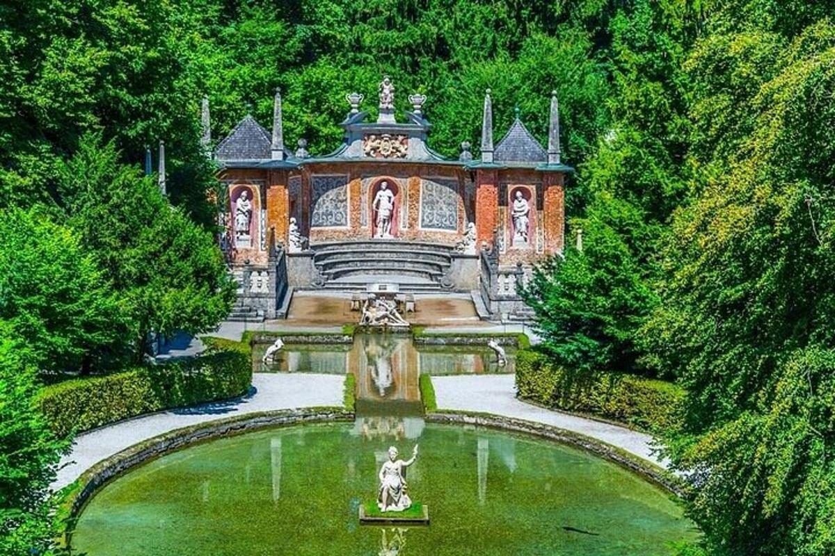 una casa con una fuente en medio de un jardín
