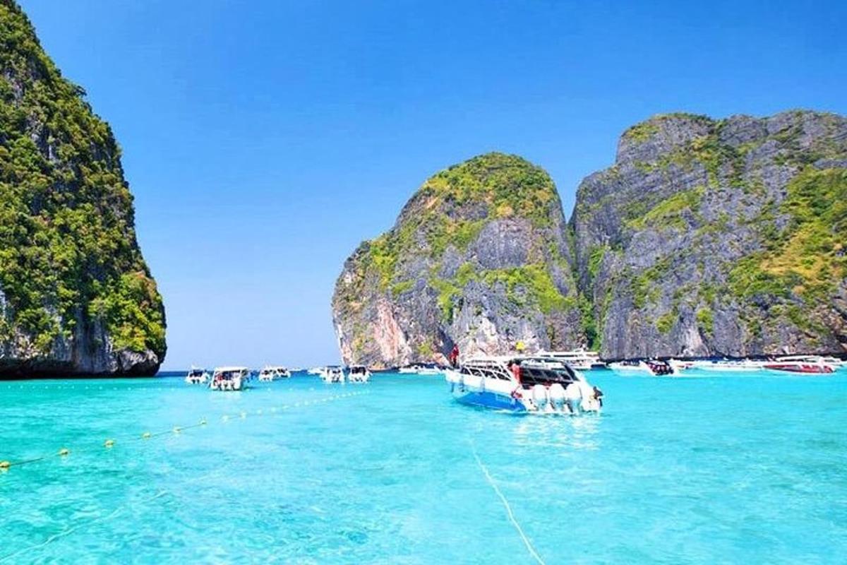 un gruppo di barche in acqua vicino a una spiaggia