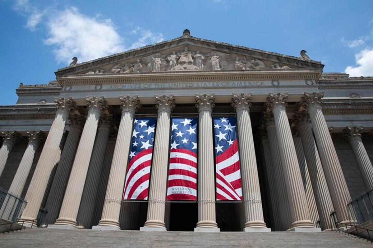 bendera amerika di hadapan bangunan