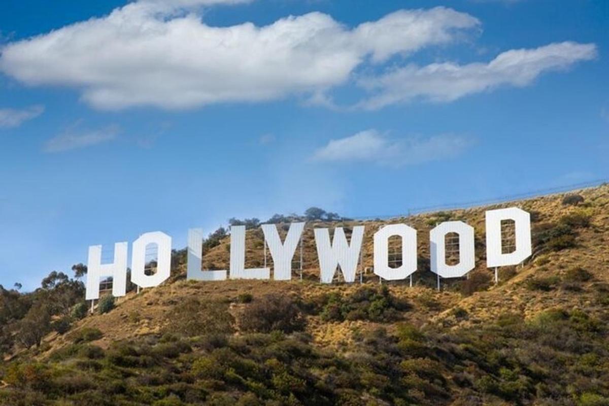 un semn mare Hollywood pe vârful unui deal