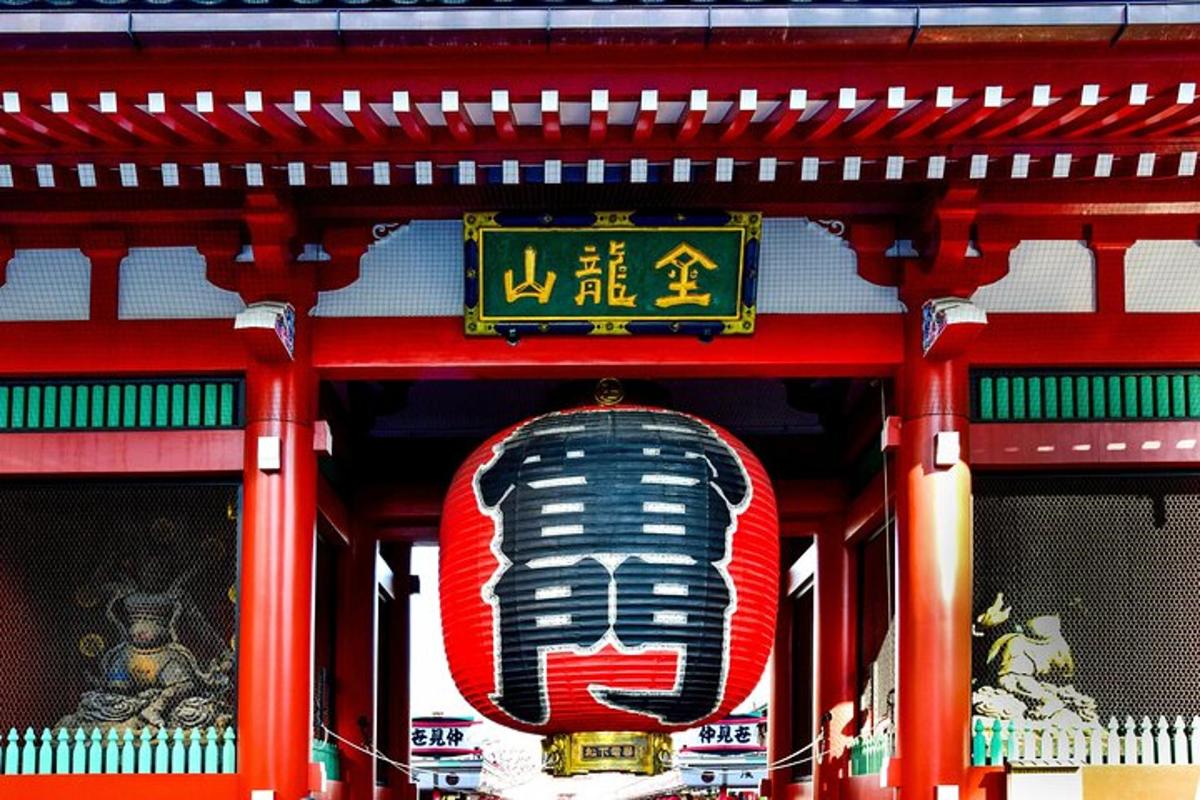 một biển báo có hình khuôn mặt ở mặt trước của một tòa nhà