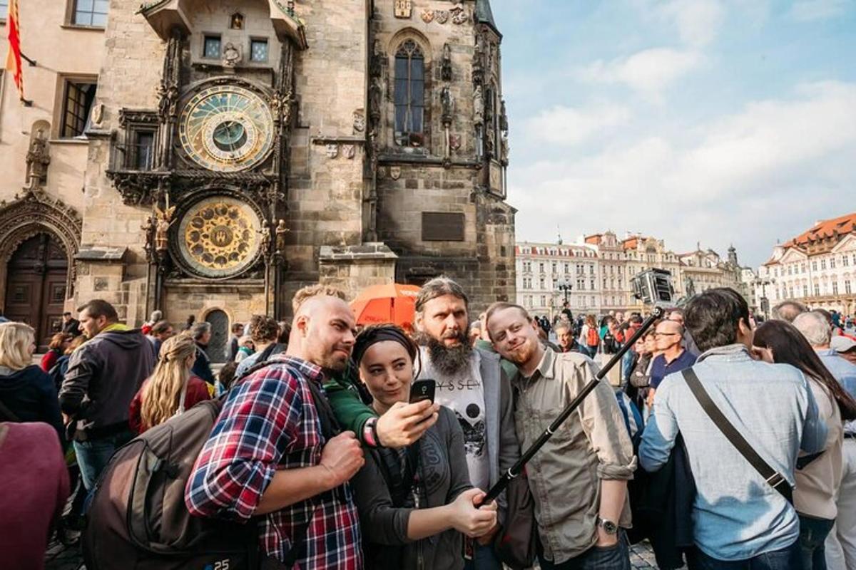 grupp inimesi seisab kellatorni ees