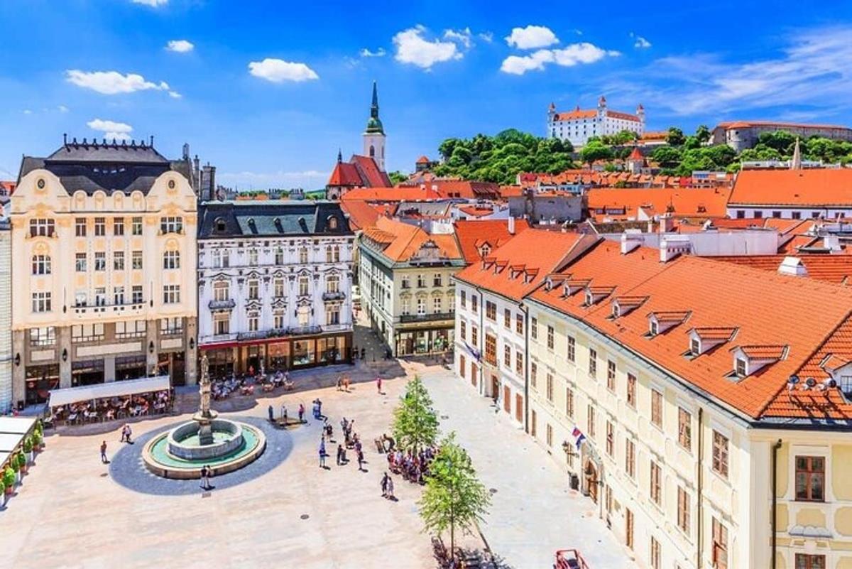 o vedere de sus a unui oraș cu clădiri